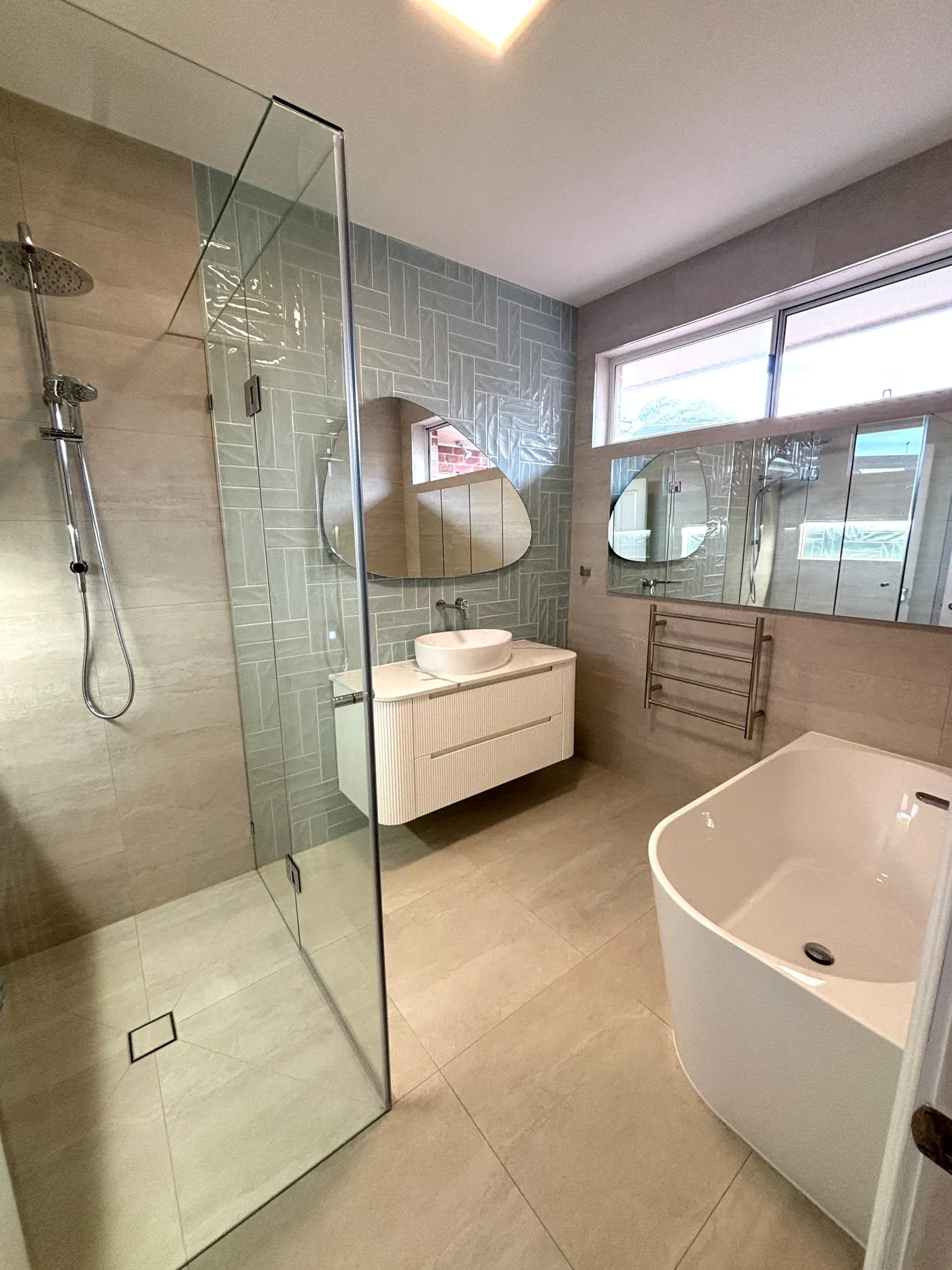 Bathroom 01, photo 1 of 2