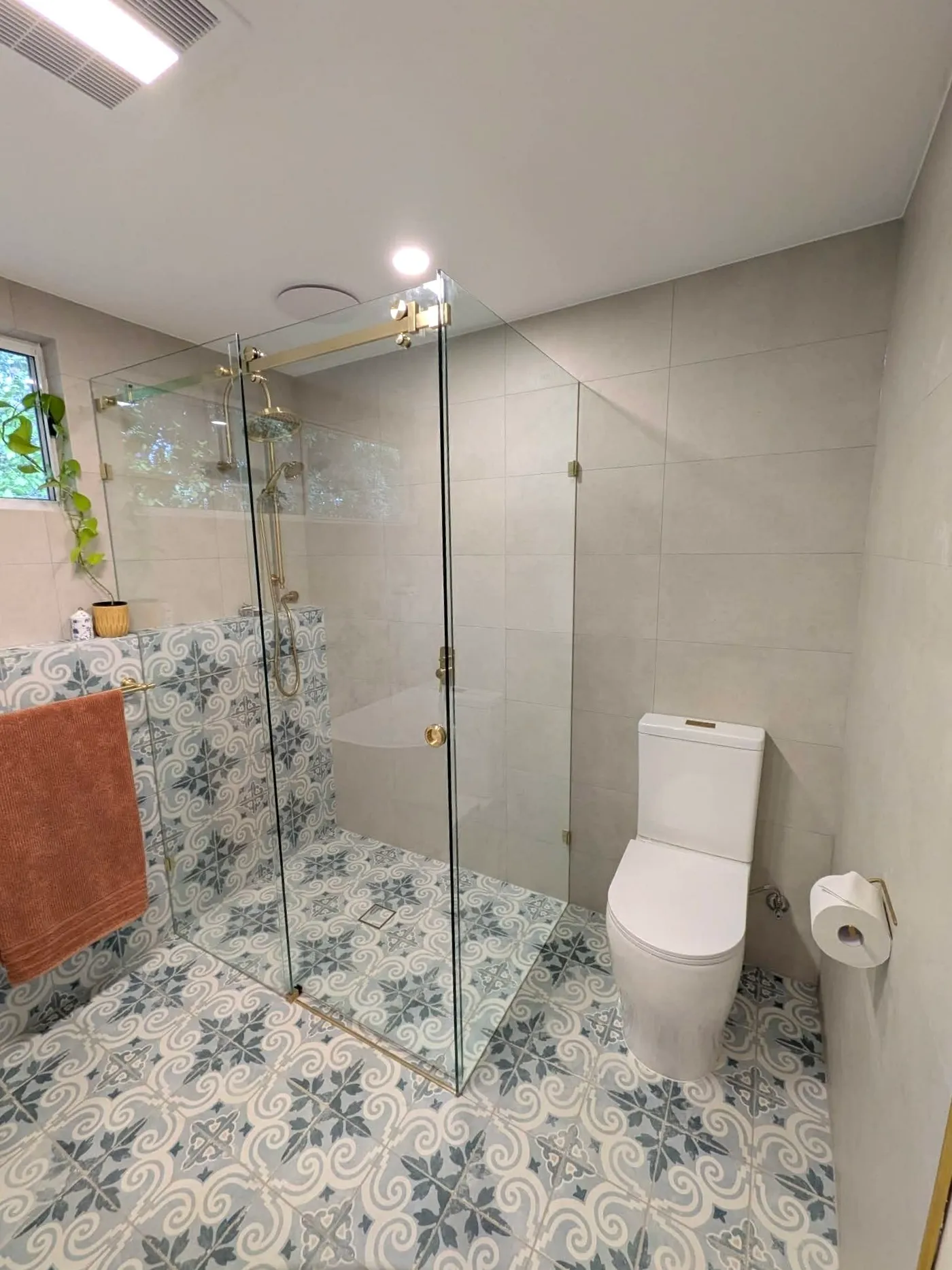 Bathroom 14, photo 1 of 1