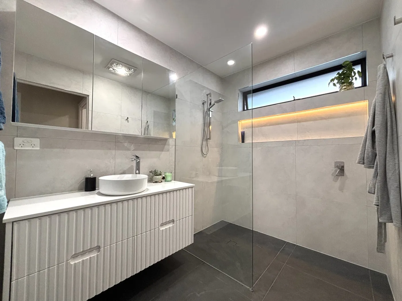 Bathroom 07, photo 1 of 2