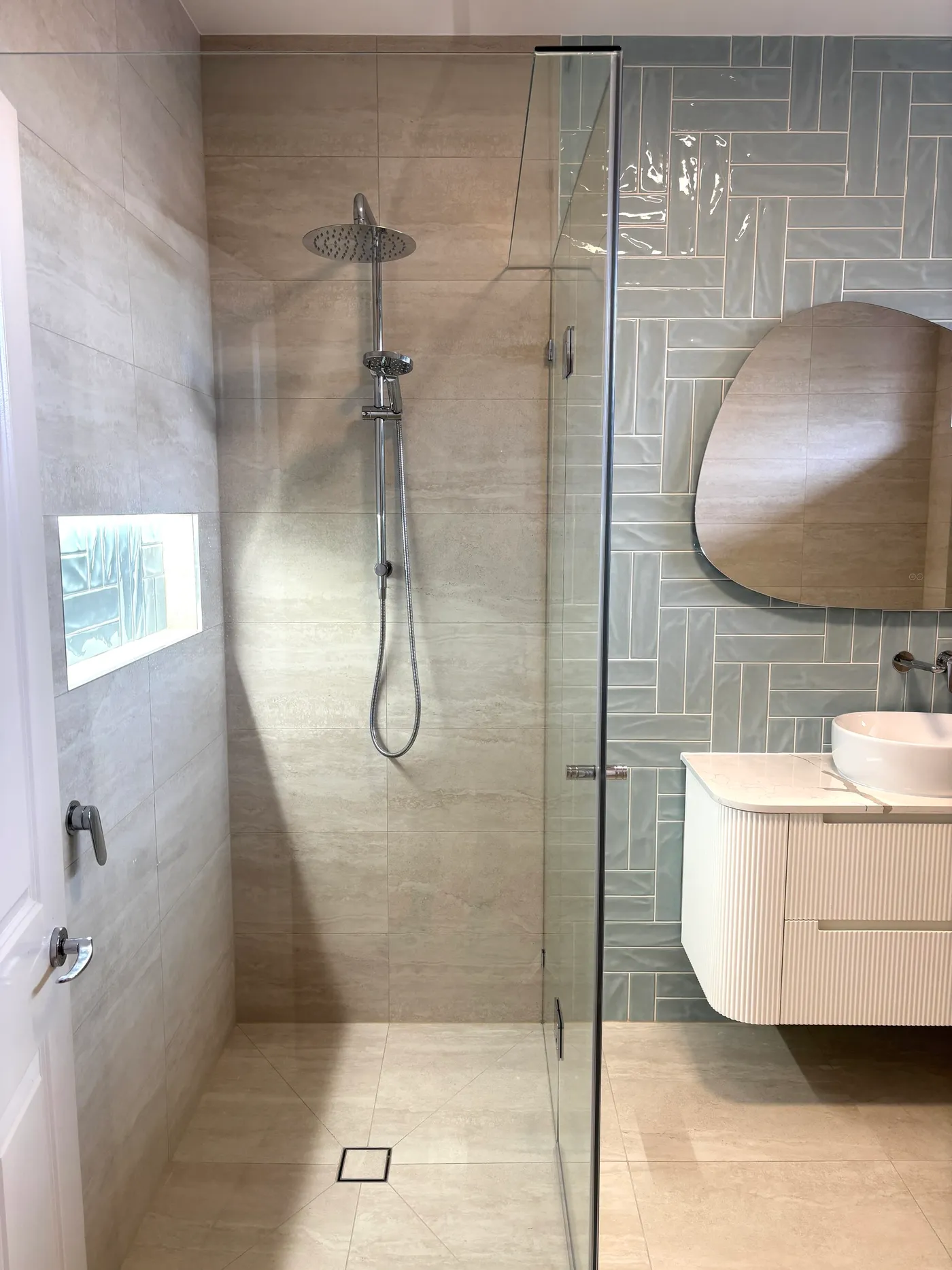 Bathroom 01, photo 2 of 2