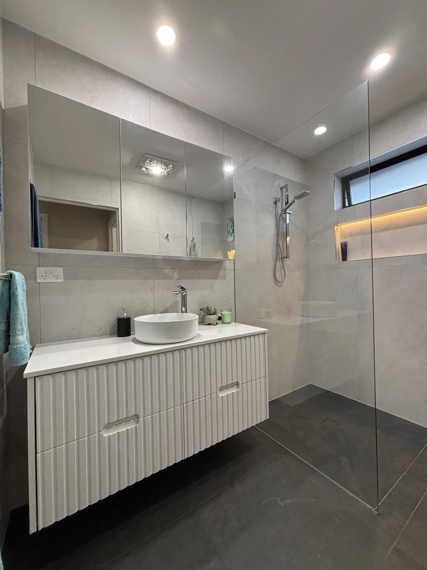 Bathroom 07, photo 2 of 2