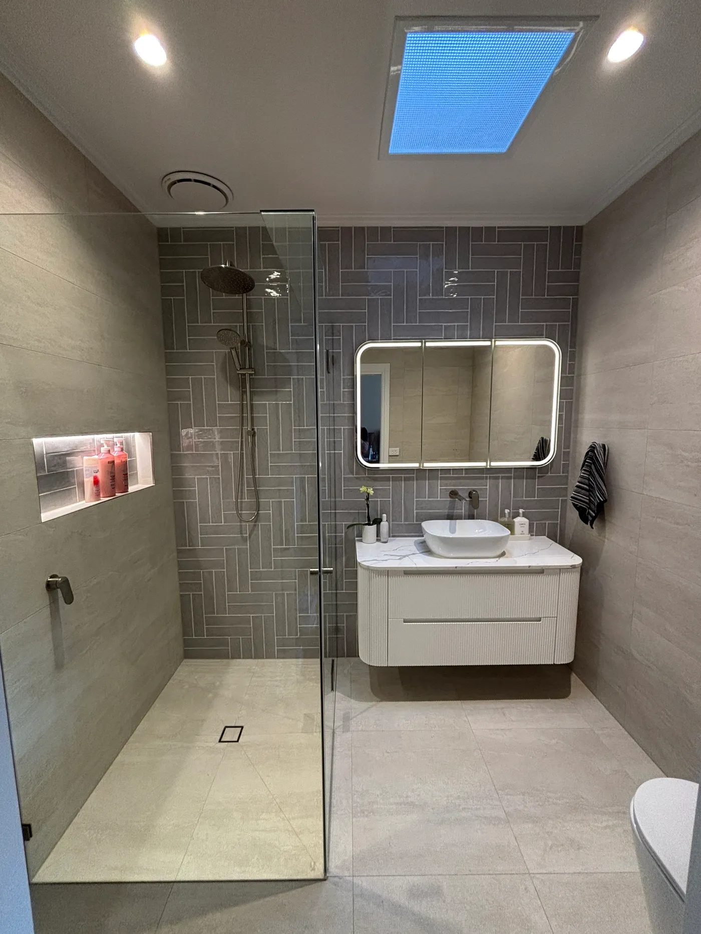 Bathroom 04, photo 2 of 2